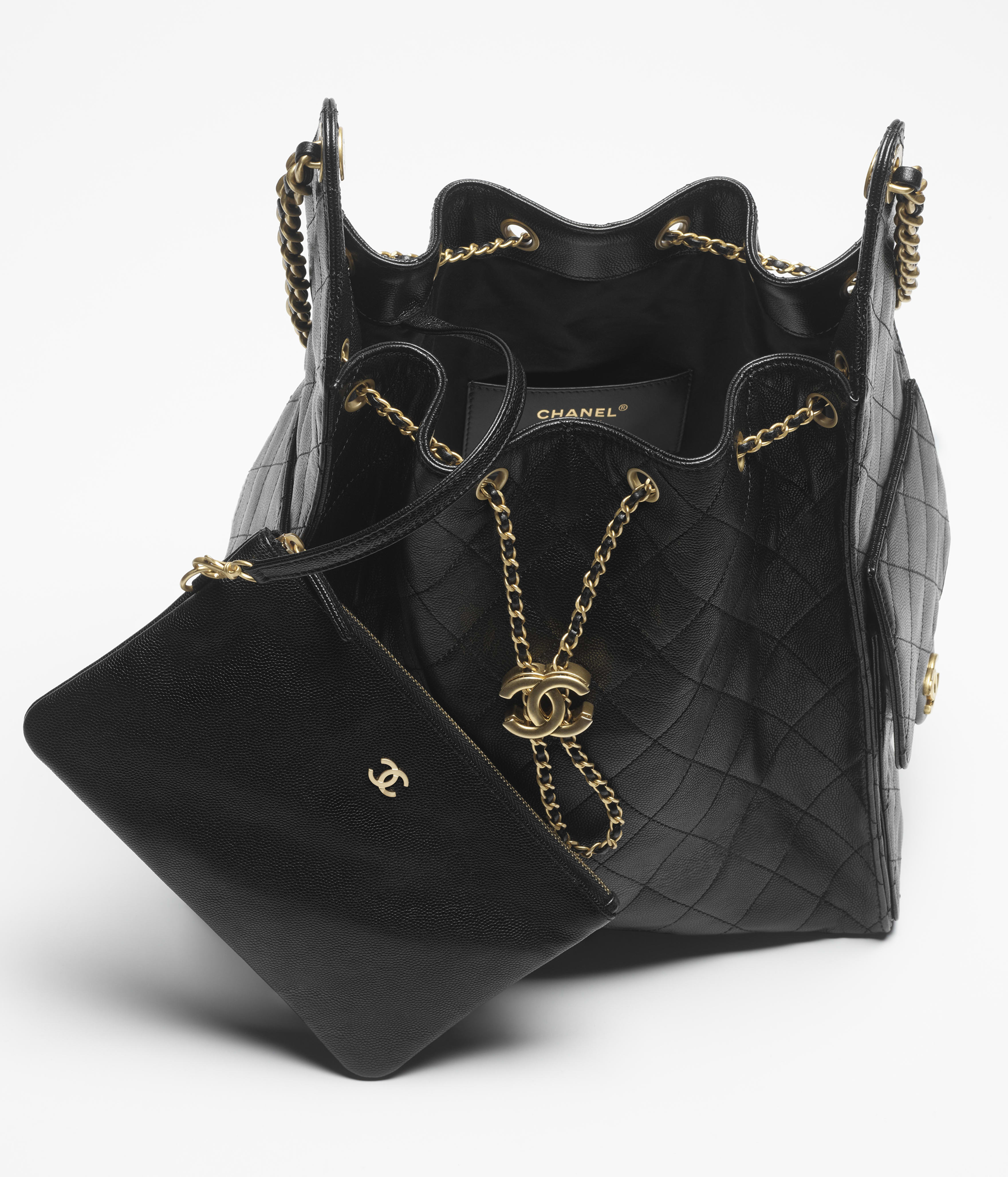 Mittelgroße CHANEL 25 Tasche - Schwarz - Genarbtes Kalbsleder & goldfarbenes Metall - Ansicht Artistique 3